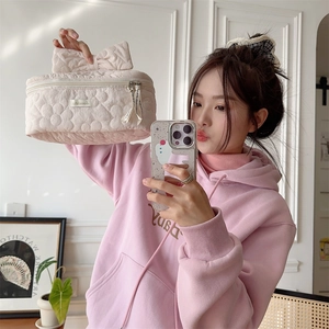 Trousse à cosmétiques rose matelassée avec grand nœud et fermeture zippée