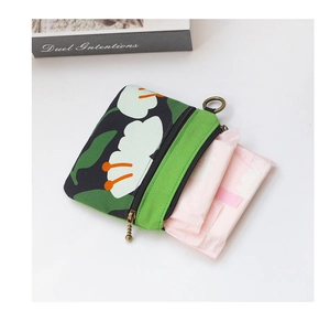 Détails de la fermeture éclair en bronze et de l'anneau du petit sac à fleurs