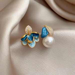 Boucles d'oreilles vintage en or avec fleurs en émail bleu et perles blanches
