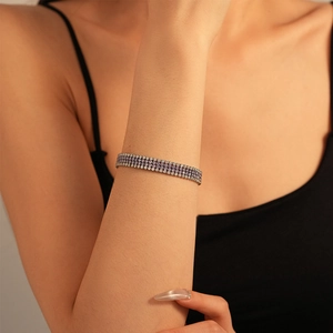 Bracelet rivière luxueux à quatre rangées avec zircons violets et blancs sur métal argent