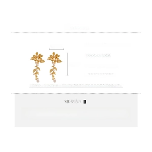 Detail view of pearl flower drop earrings with alloy petals and 5.5cm size markings