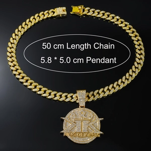 Gros plan du pendentif doré de 5,8cm avec texte KING OF KINGS et chaîne cubaine 50cm