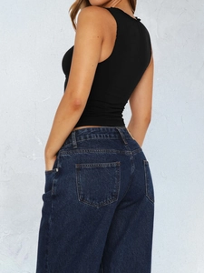 Detailansicht der Gesäßtasche einer dunkelblauen Y2K-Stil Jeans für Damen