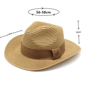Dettaglio cappello di paglia kaki con tesa 8cm, nastro marrone e logo M decorativo