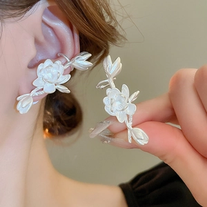 Silver metallic flower ear cuff and stud earring in a French retro minimalist style