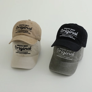 Set di quattro cappellini da baseball in denim lavato per bambini con ricamo di lettere