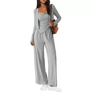 Détail d'un ensemble détente gris 3 pièces avec gilet, débardeur et pantalon large