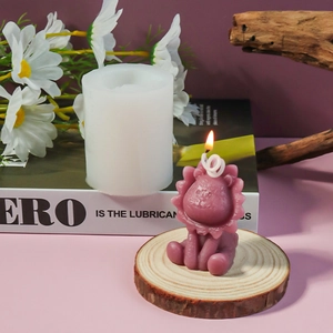 Vue détaillée du moule à bougie en silicone lion avec une bougie violette finie