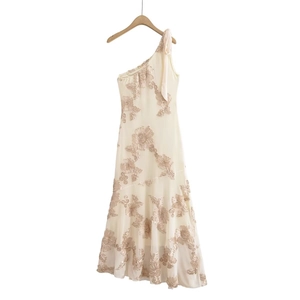 Robe asymétrique blanc cassé à fleurs jacquard avec nœud à l'épaule et taille cintrée