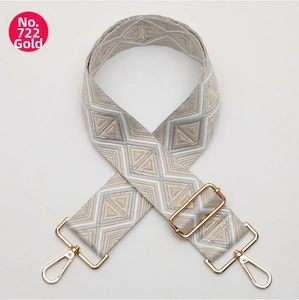 Dettaglio tracolla per borsa 5cm stile etnico con trama dorata e ganci metallici oro