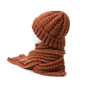 Set invernale con berretto e sciarpa in maglia spessa color caramello e trama a coste spesse