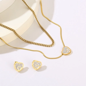 Collana a doppio strato in oro con pendente a cuore e orecchini a lobo con diamanti
