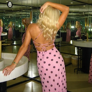 Détail de la robe rose à pois montrant le dos nu et les rubans croisés à nouer