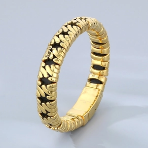 Detail of the golden stainless steel bracelet clasp with STAINLESS STEEL 316L engraving