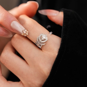 Macro d'une bague plume en argent avec pavage de zircons et pierre centrale