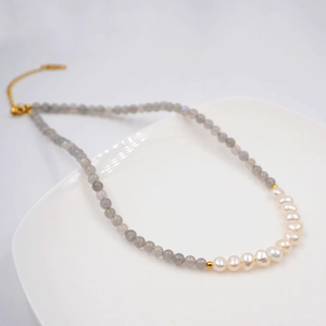 Collier vintage français avec pierres de lune grises et perles d'eau douce sur porcelaine