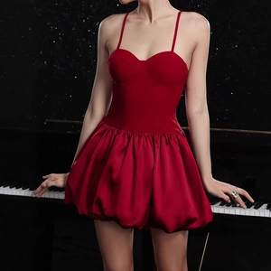 Details des roten Satin-Minikleides mit Spaghettiträgern und voluminösem Ballon-Saum