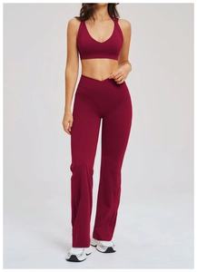 Détail de l'ensemble de yoga bordeaux avec pantalon évasé et brassière de sport dos nageur