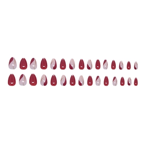 Faux ongles amande bordeaux et nude élégants avec motifs de lignes dorées ondulées