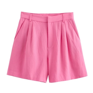 Vue détaillée du short rose à taille haute avec poches latérales et passants de ceinture