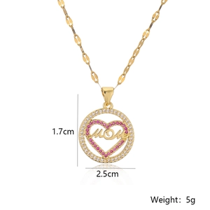 Vue détaillée du pendentif cœur 18K avec gravure MOM et cristaux, taille 2,5 cm