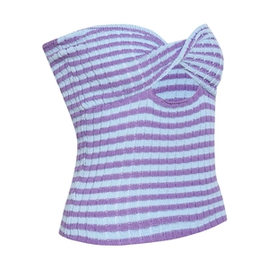 Dettaglio della trama a maglia fine e delle strisce blu e viola del top a fascia