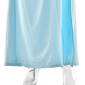 Détail de la fente latérale et de l'ourlet en tissu lisse sur une robe maxi bleu clair