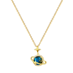 Collana con pianeta blu e stelle in acciaio al titanio dorato con piccoli zirconi