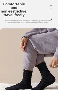Gros plan de chaussettes en molleton corail noir épais avec revers élastiques pour l'hiver