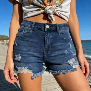 Gros plan sur un short en jean taille haute bleu foncé avec détails déchirés et bords effilochés