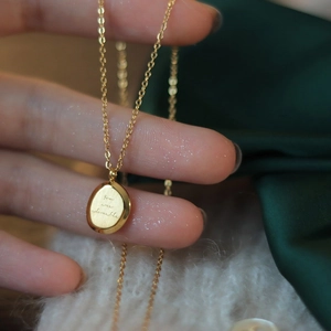 Collar de Acero de Titanio Chapado en Oro 18K You Are Adorable Letra Colgante Óvalo Minimalista Cadena de Clavícula Geométrica