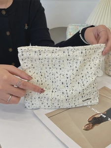 Floral canvas makeup bag with embroidery and large capacity for travel storage