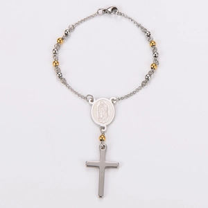 Dettaglio del bracciale di perle bicolore in acciaio con croce d'argento e medaglia religiosa