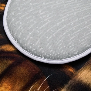 Tappeto gatto 3D con retro grigio antiscivolo e bordi bianchi rifiniti con cura
