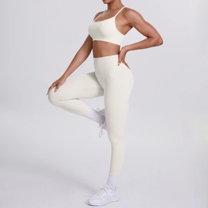Detailansicht von Cross-Back-Sport-BH und High-Waist-Leggings in Elfenbeinweiß