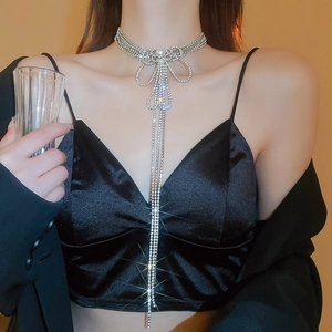Vue détaillée du collier ras de cou avec nœud argenté serti de strass et longues franges
