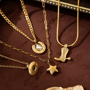Collana retrò in acciaio placcata oro 18K con ciondoli a ferro di cavallo stella e stivale