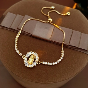 Détail du fermoir coulissant doré et du médaillon de la Vierge Marie en zircons blancs