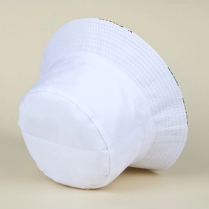 Gros plan sur un chapeau bob blanc en coton avec motif de fruits tropicaux réversible