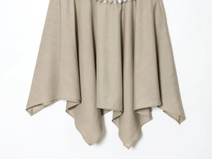 Détail de tissu plissé beige avec d'élégants accents de paillettes métalliques rondes