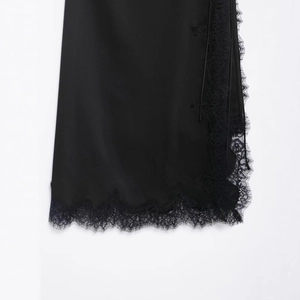 Elegante gonna in raso nero con delicato pizzo a ciglia e trama in seta liscia
