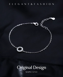 Vue macro d'un bracelet géométrique en argent S925 avec pendentif rond serti de zircones
