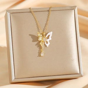Élégant collier pendentif papillon doré avec émail blanc et glands en zircon étincelants