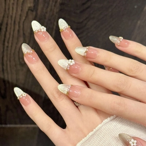 Ongles roses nacrés avec fleurs et dégradé pailleté argenté pour un style élégant