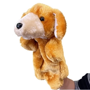 Détail d'une marionnette chien en peluche aux textures douces marron et beige pour enfants