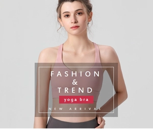 Détail de la brassière de yoga rose poudré avec dos nageur et large bande de maintien