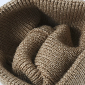 Khaki Strickmütze für den Winter mit grobem Rippmuster und warmer Stickerei
