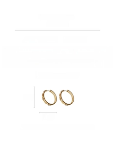 Gros plan de boucles d'oreilles dorées 18 carats avec zircons colorés et dimensions