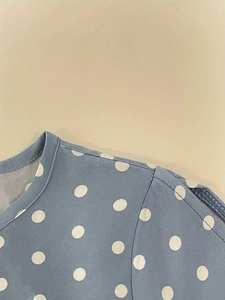 Blauwe top met polkadots voor dames met gekruiste schouders en fijne afwerkingsdetails