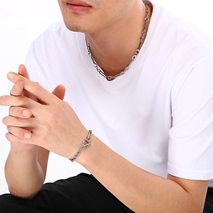 Ensemble collier et bracelet en acier inoxydable argenté avec maillons géométriques et fermoir OT